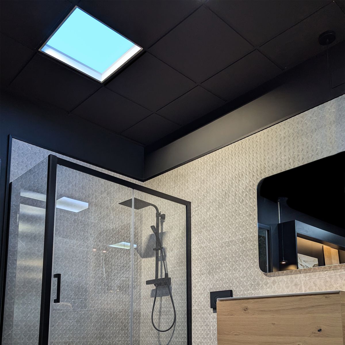 Mantra Blue Sky TEK 60×60 LED panel égbolt-hatással, beépítve irodai mennyezetbe.